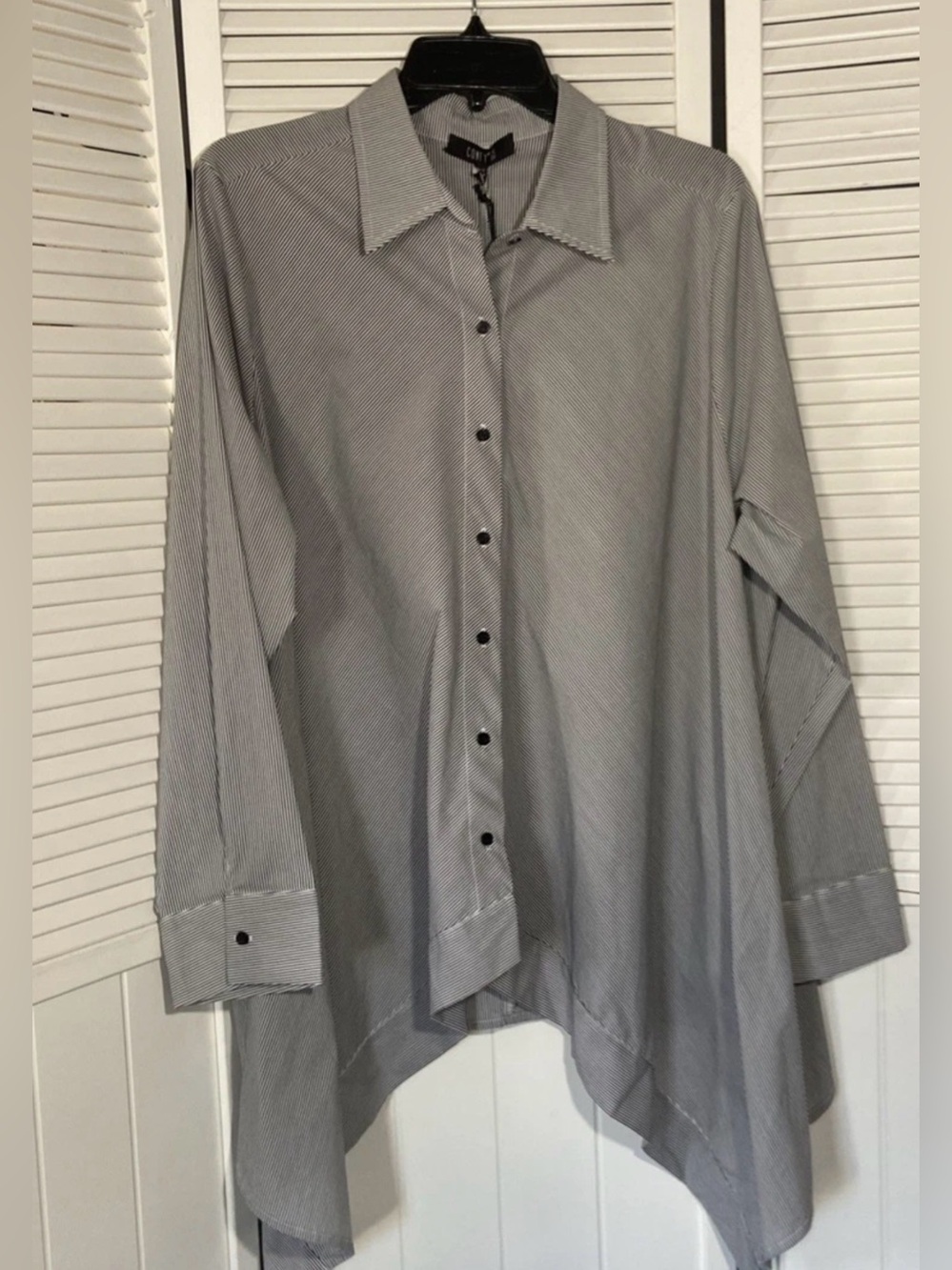 Comfy USA XL Black and White Lightweight Button-Up Blouse